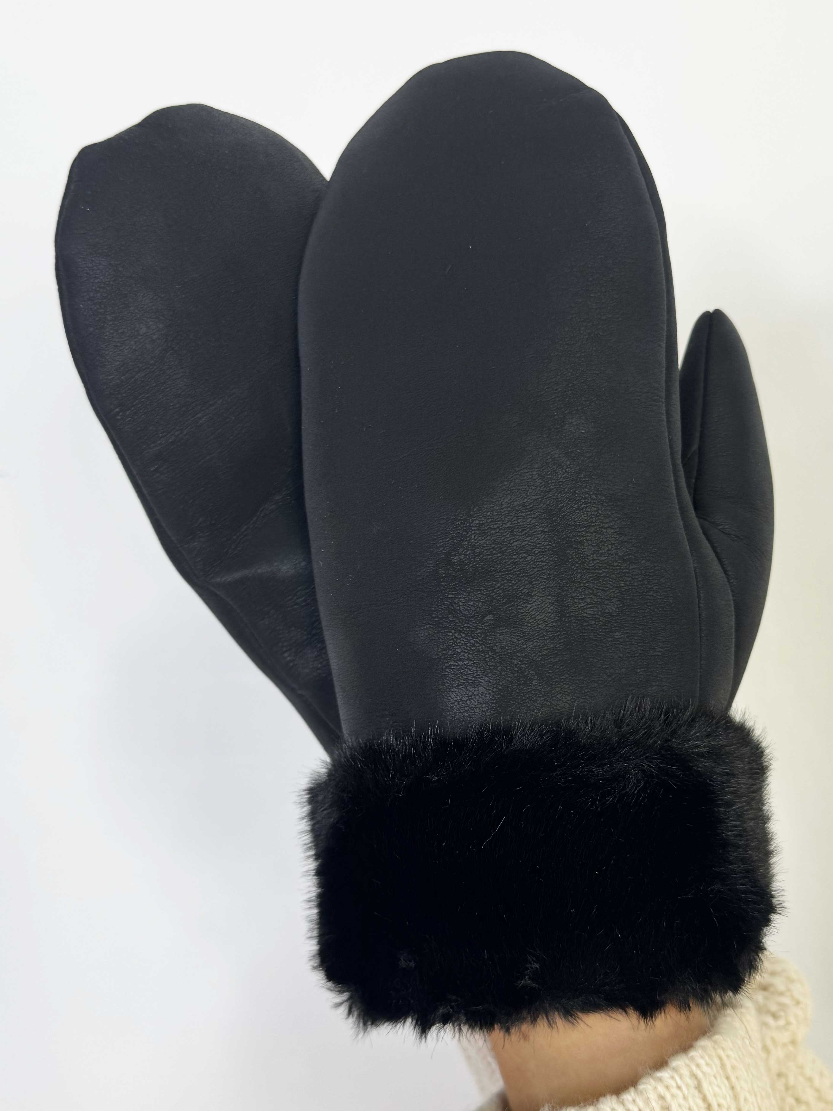 Kjellrun - Bløde luffer i ruskindslook med fake fur